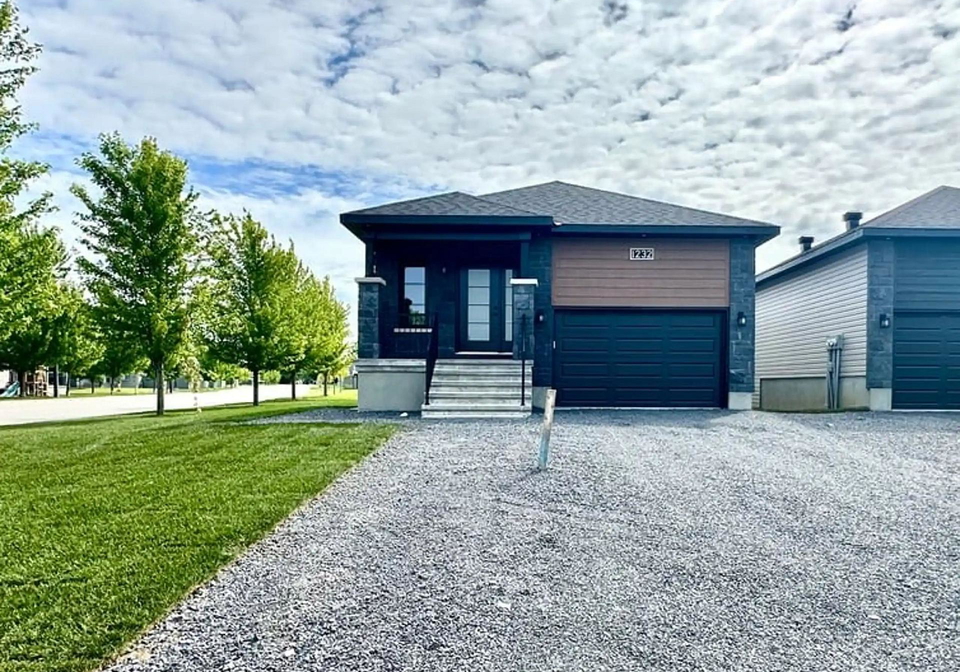 1232-montblanc-crescent-russell-ontario-x13125182