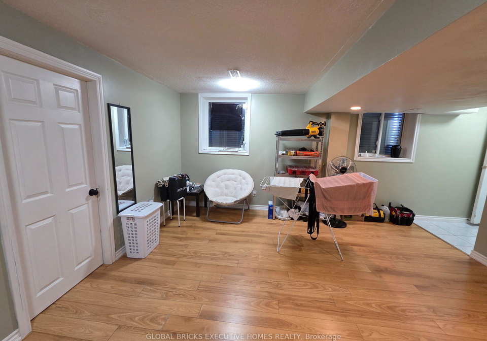35-claudette-gate-hamilton-ontario-x13134008