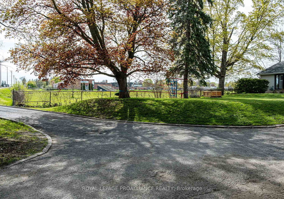 306-dundas-street-w-quinte-west-ontario-x13137408