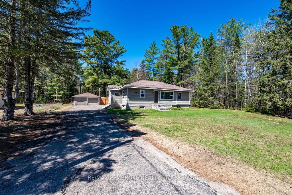 32323-17-highway-laurentian-hills-ontario-x13138112