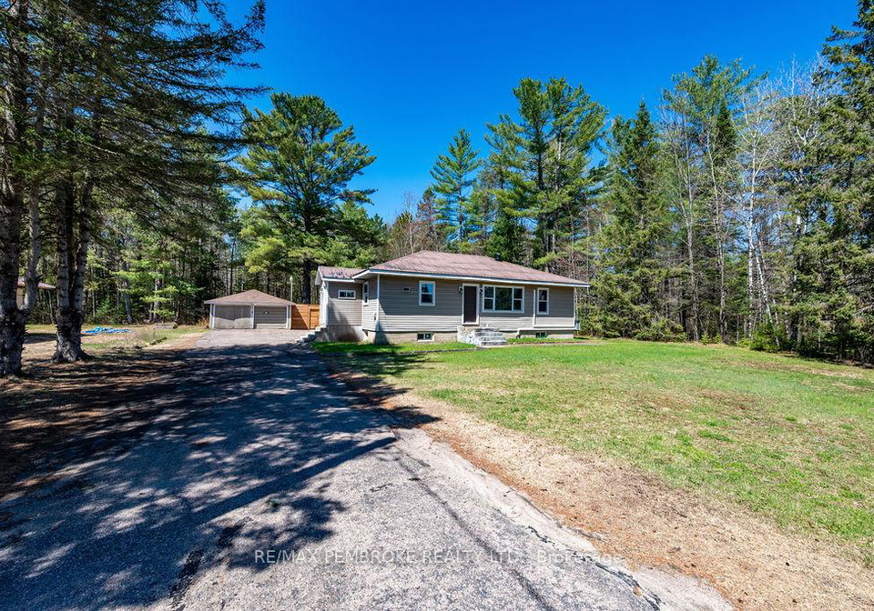 32323-17-highway-laurentian-hills-ontario-x13138112