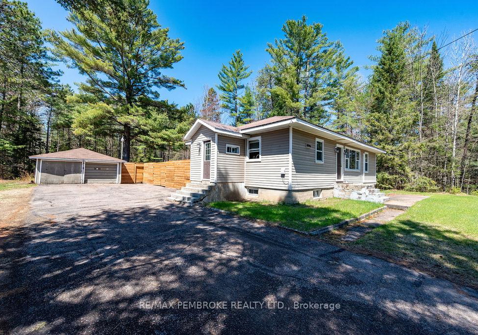 32323-17-highway-laurentian-hills-ontario-x13138112