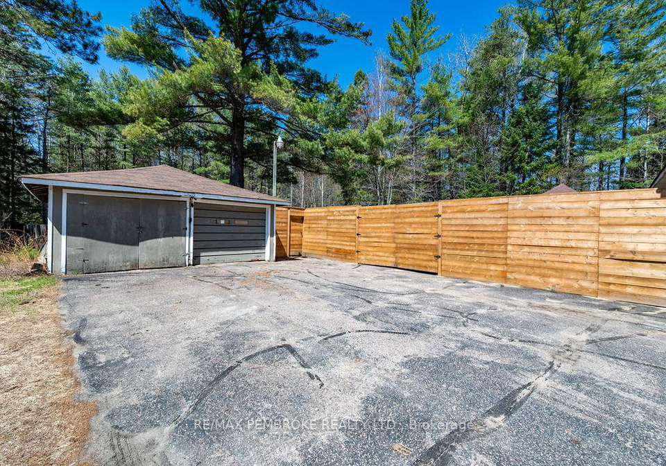 32323-17-highway-laurentian-hills-ontario-x13138112