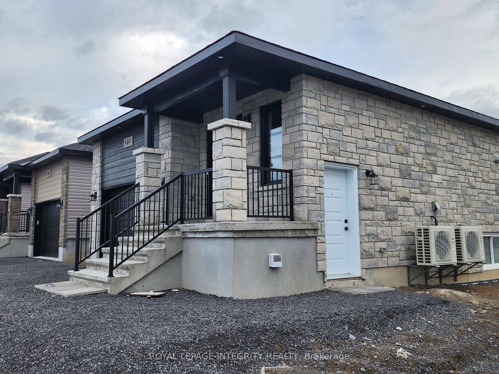 1233-montblanc-crescent-russell-ontario-x13139384