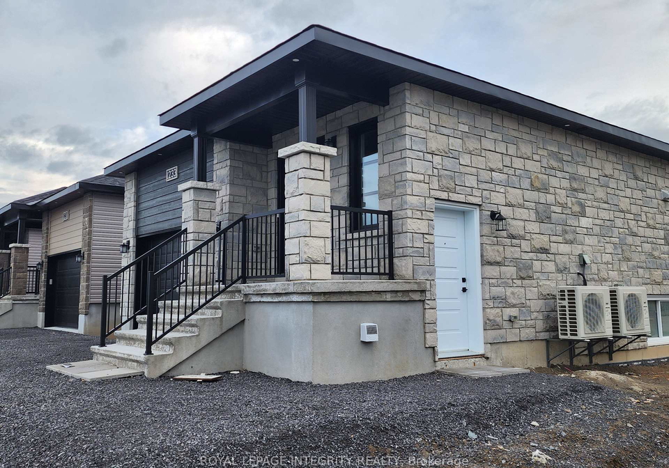 1233-montblanc-crescent-russell-ontario-x13139384