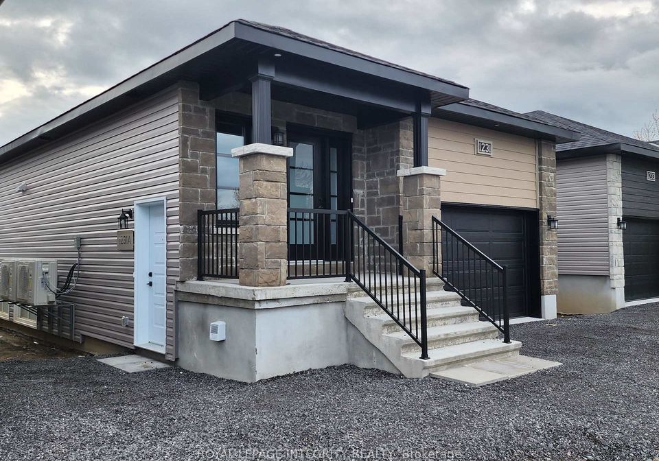 1231-montblanc-crescent-russell-ontario-x13139438