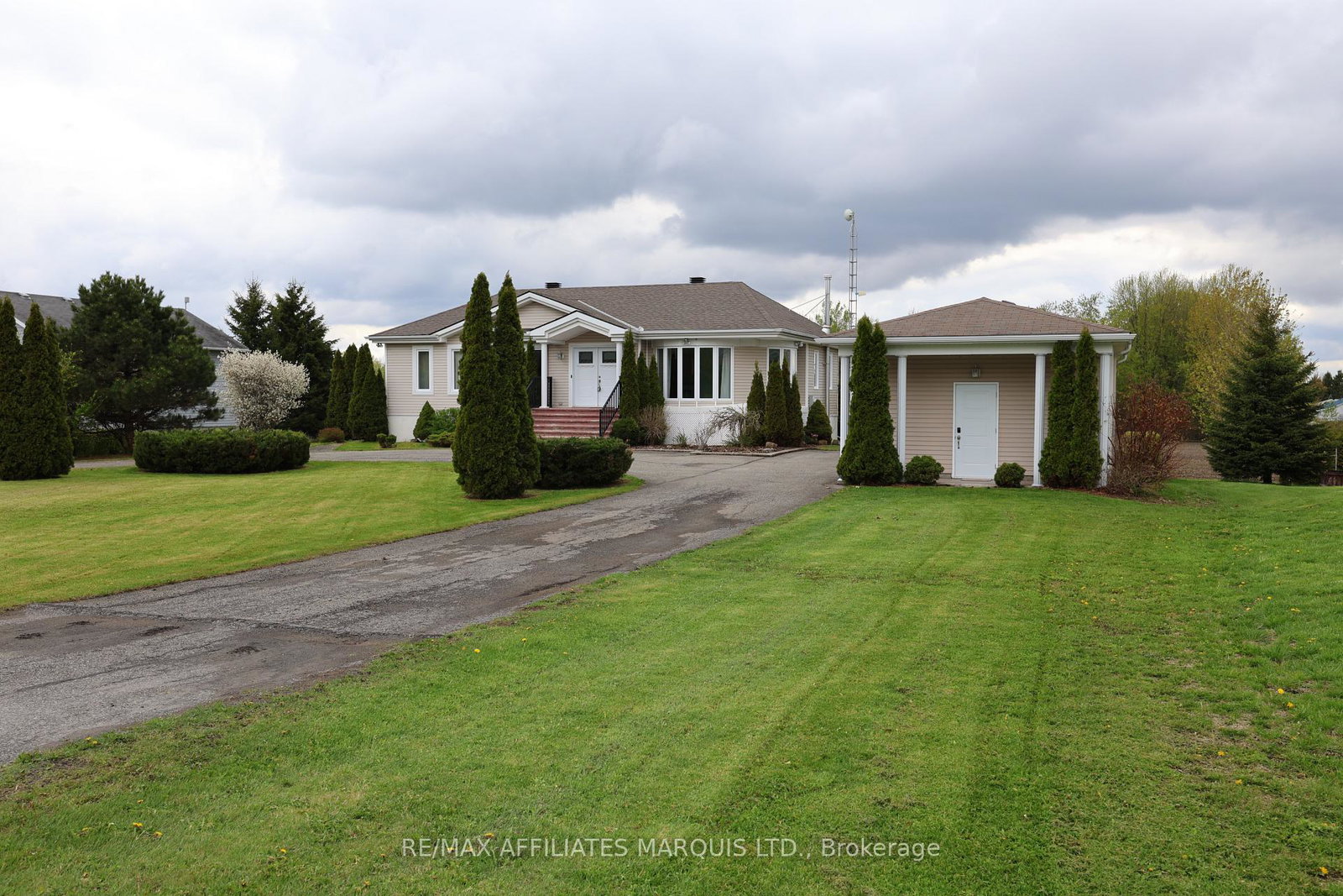 2054-valley-street-north-stormont-ontario-x13142340