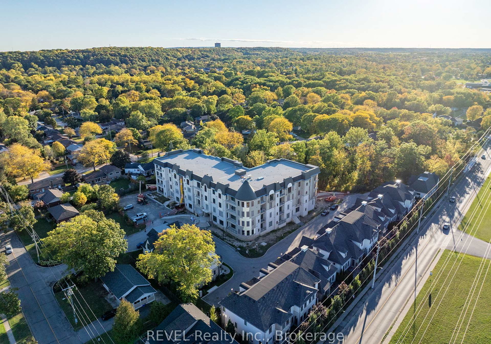 2-arbourvale-common-st-catharines-ontario-x13146824
