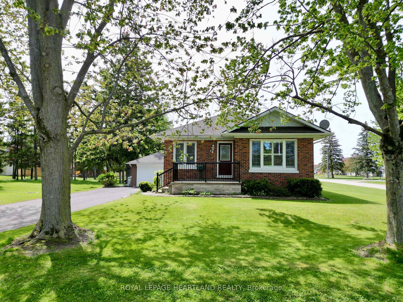 19-centre-street-bluewater-ontario-x13152006