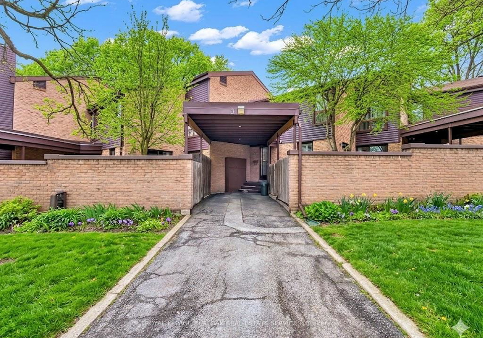 28-underhill-crescent-kitchener-ontario-x13152716