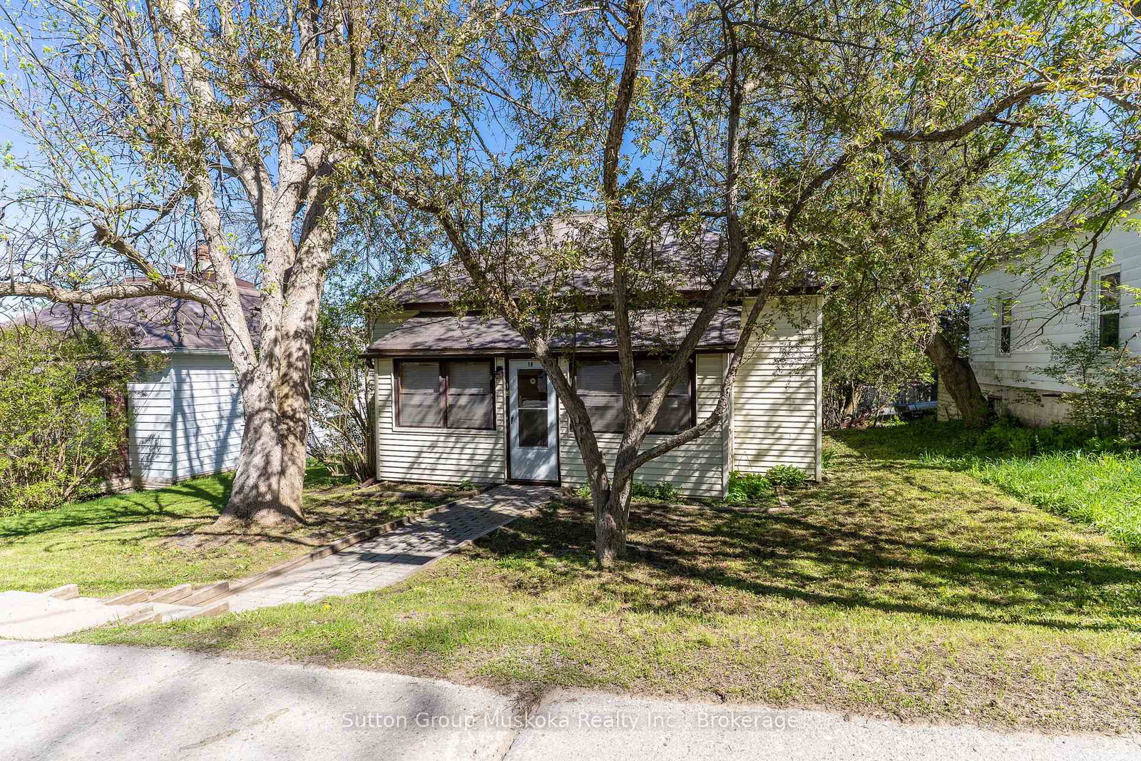 18-susan-street-w-huntsville-ontario-x13169254