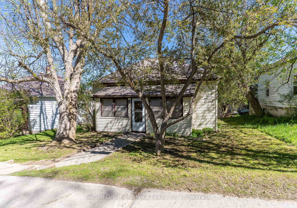 18-susan-street-w-huntsville-ontario-x13169254