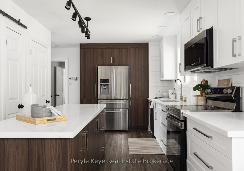 1042-hillside-crescent-lake-of-bays-ontario-x13173096