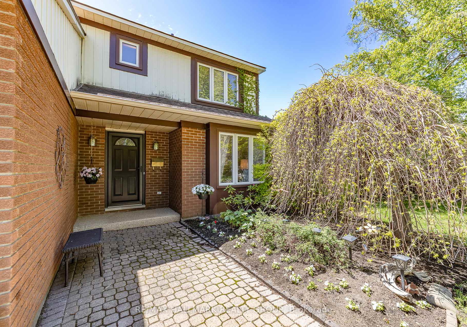 8-trotting-way-kanata-ontario-x13177058