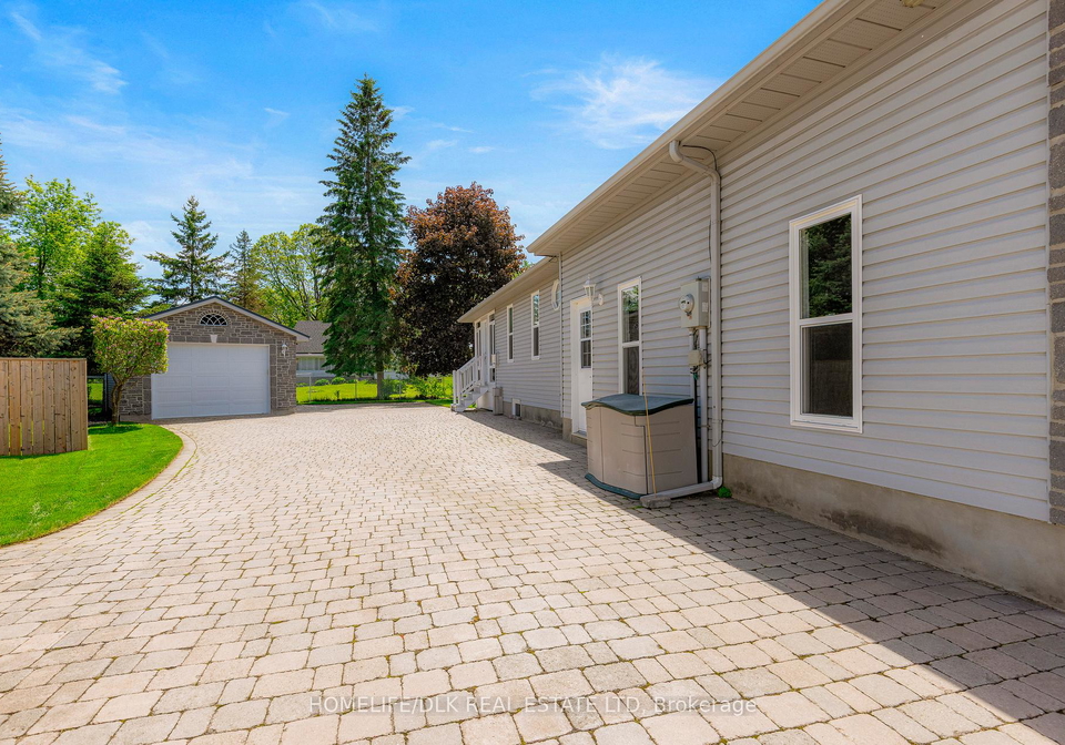 27-loyalist-place-brockville-ontario-x13182472