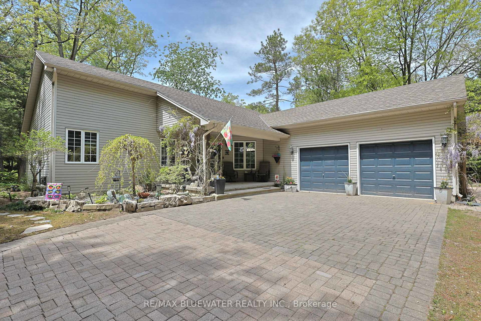 10419-pinetree-drive-lambton-shores-ontario-x13202308