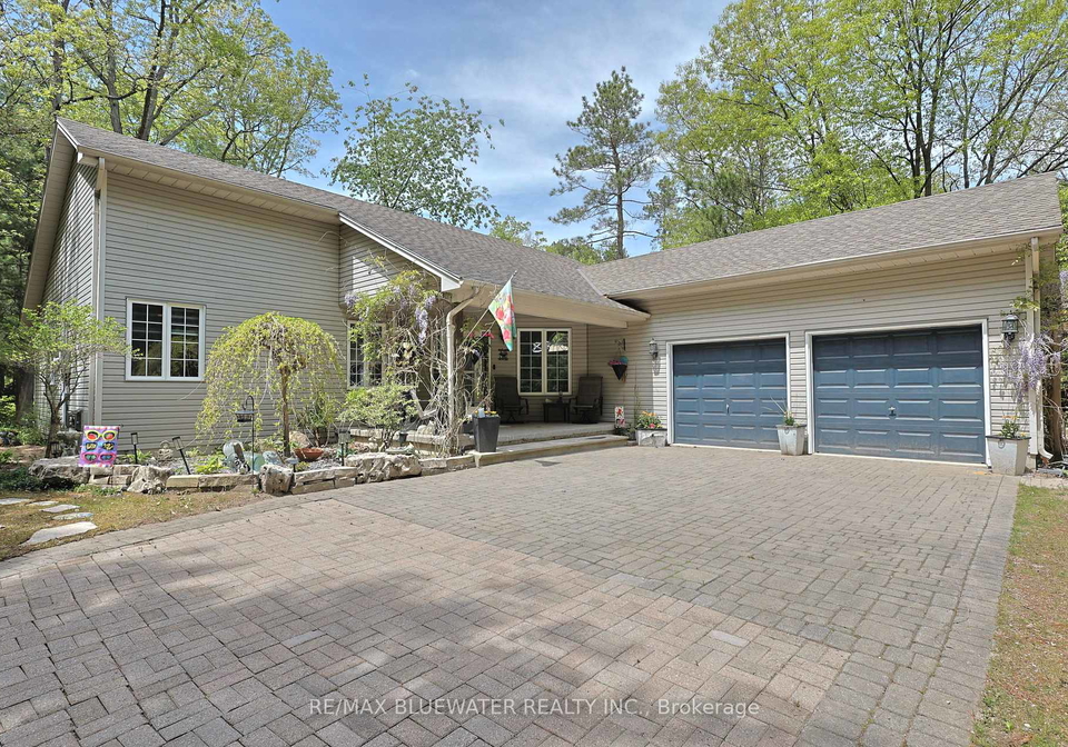 10419-pinetree-drive-lambton-shores-ontario-x13202308