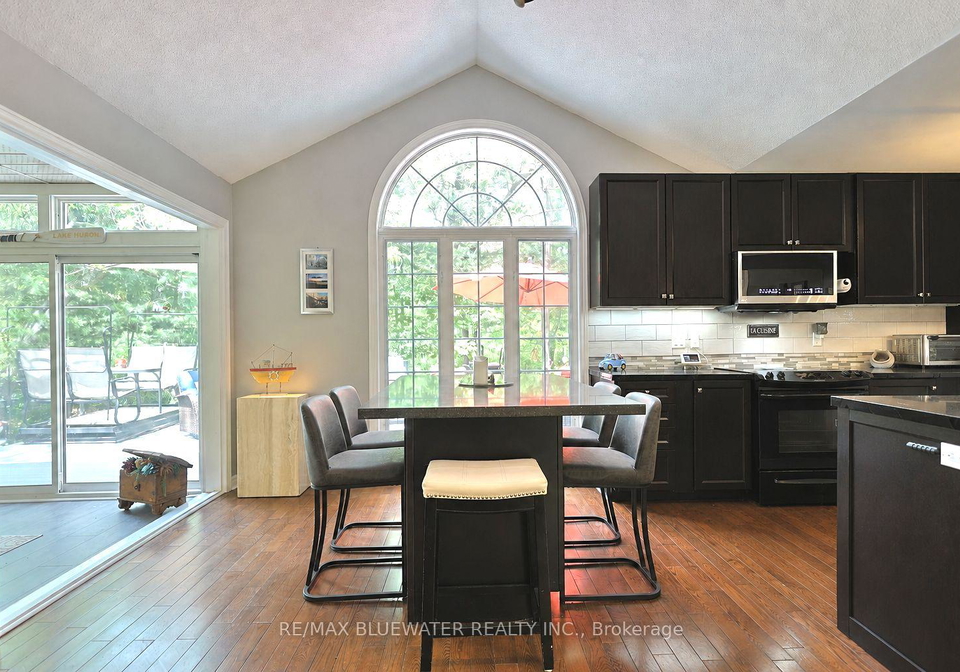 10419-pinetree-drive-lambton-shores-ontario-x13202308