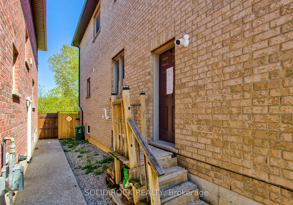 7-chardonnay-street-hamilton-ontario-x13206416