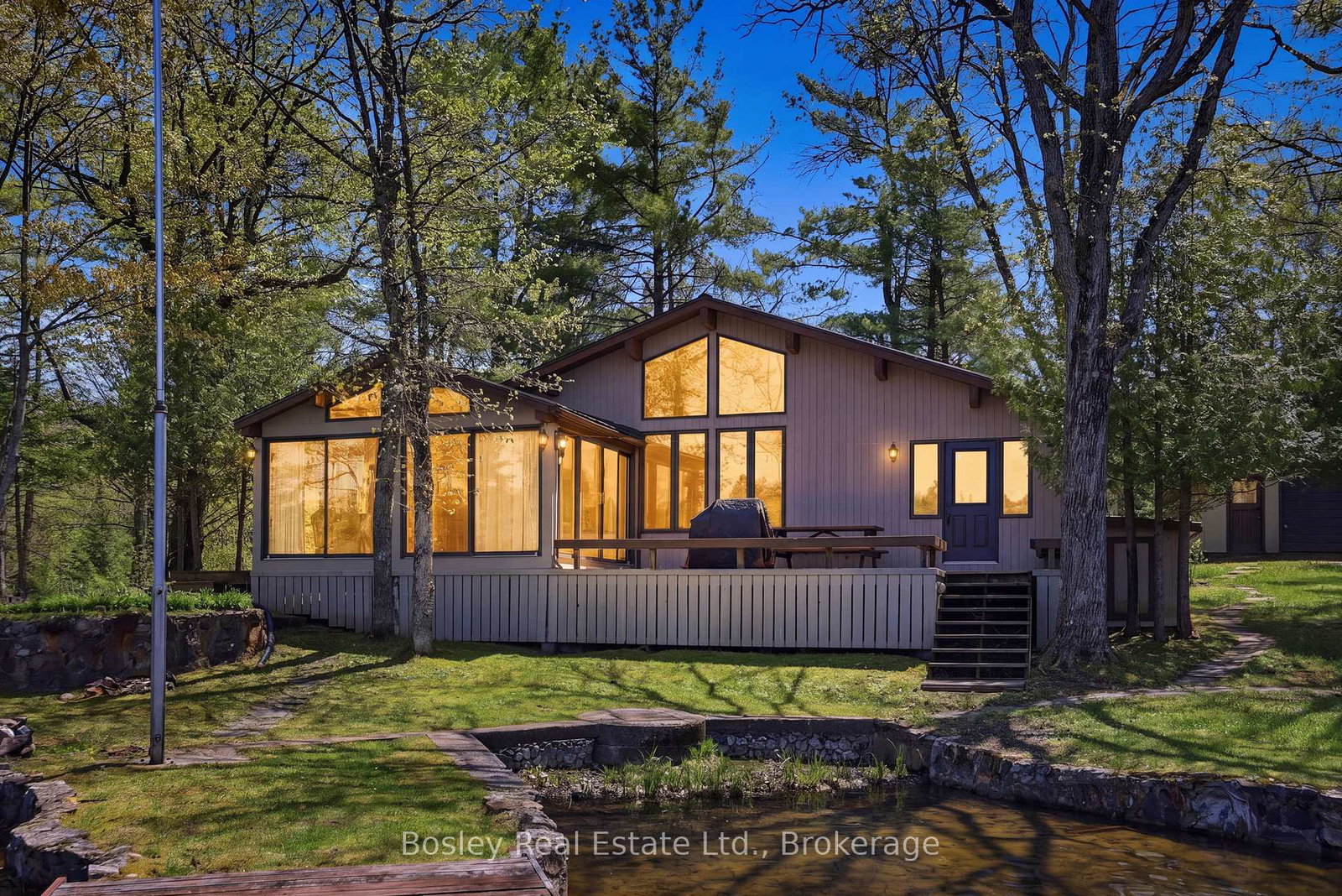 7-sr405-shore-muskoka-lakes-ontario-x13217282