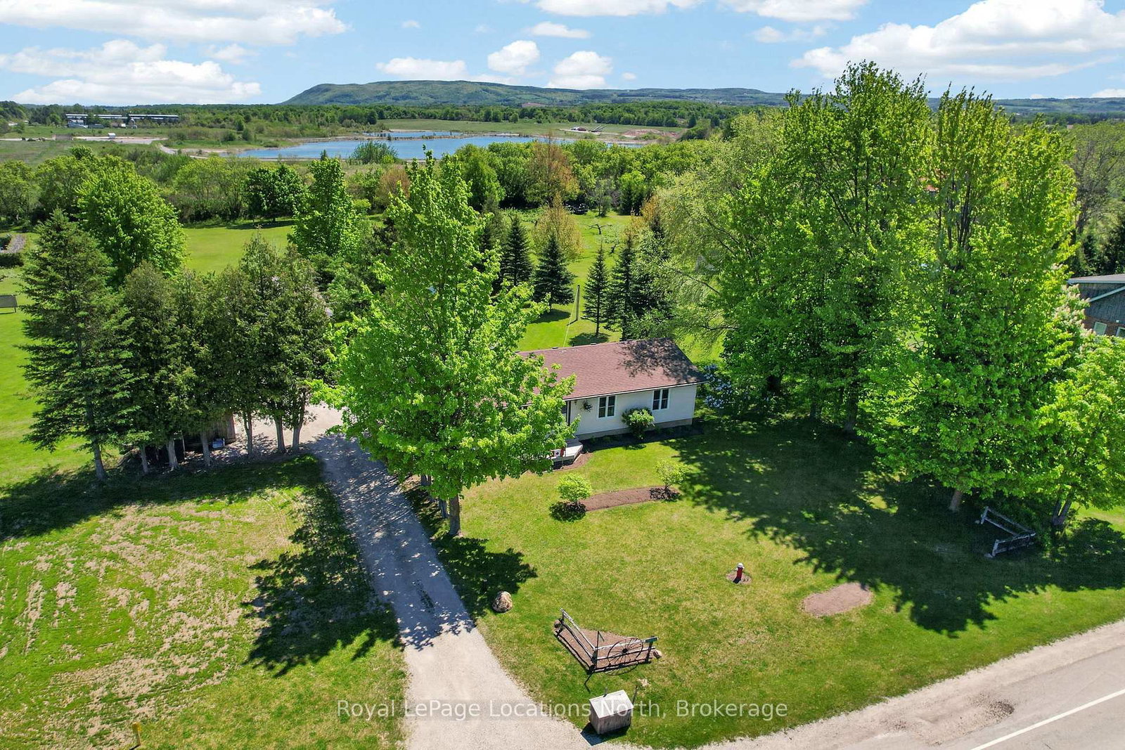 788168-grey-road-13-blue-mountains-ontario-x13224830