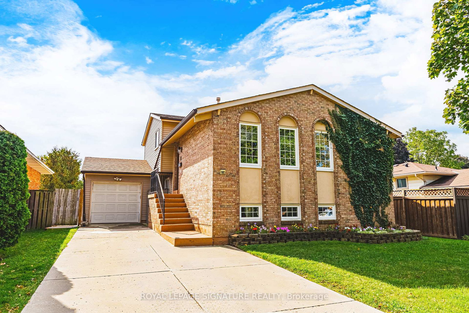 16-apex-court-hamilton-ontario-x13232804