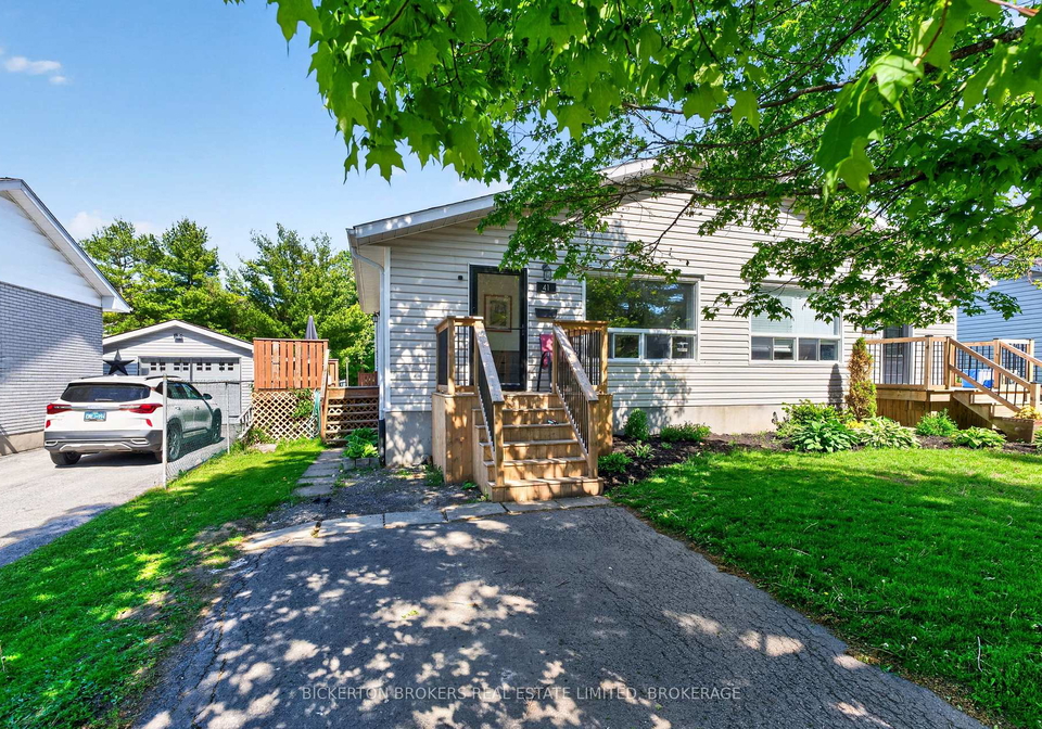 41-maple-street-s-gananoque-ontario-x13237880