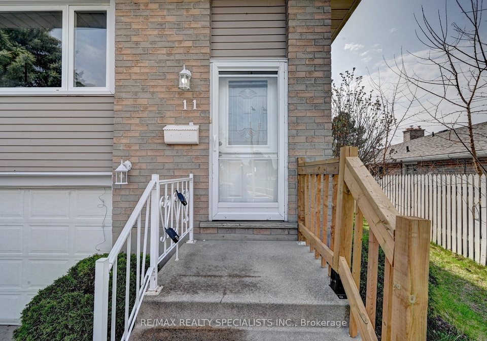 11-dinison-crescent-kitchener-ontario-x13240494