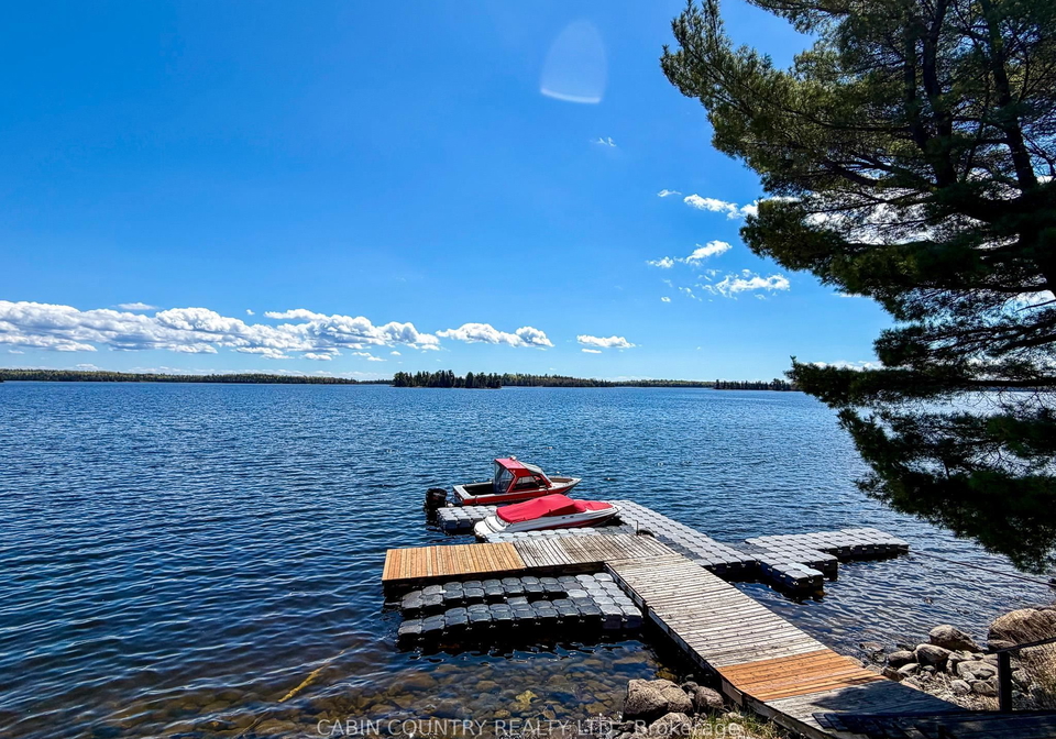 4-queer-island-kenora-remote-area-ontario-x13251304