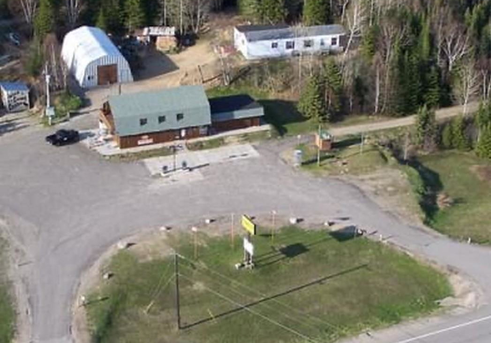 1-hwy-17-thunder-bay-remote-area-ontario-x13260682
