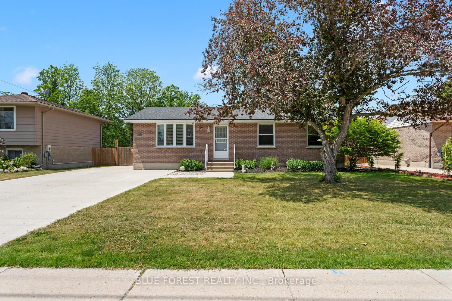 183-queen-street-north-middlesex-ontario-x13415718