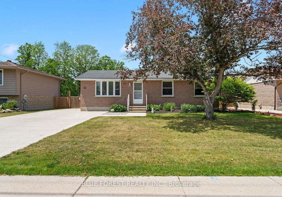183-queen-street-north-middlesex-ontario-x13415718