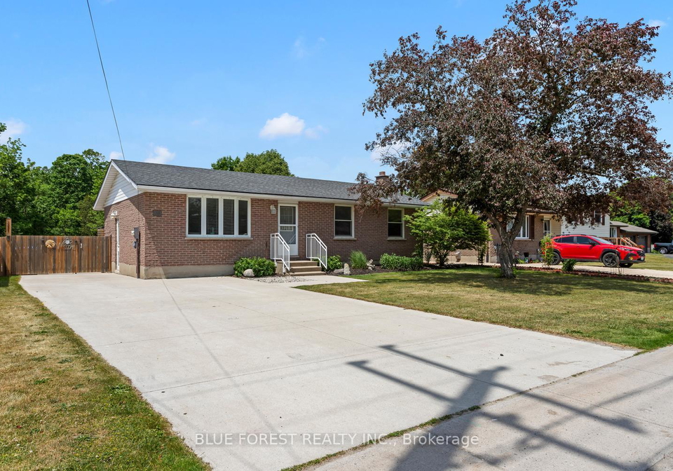 183-queen-street-north-middlesex-ontario-x13415718