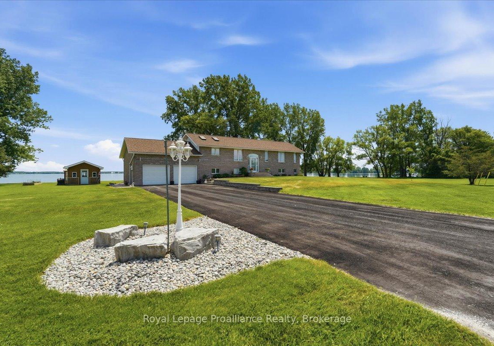40-wallbridge-circle-prince-edward-county-ontario-x13432712