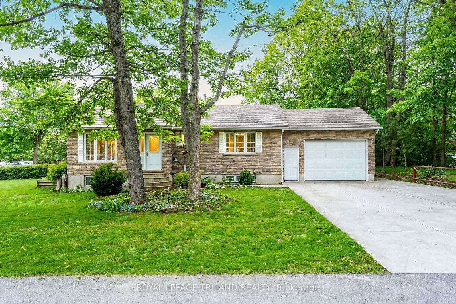 10234-julie-avenue-lambton-shores-ontario-x13434580