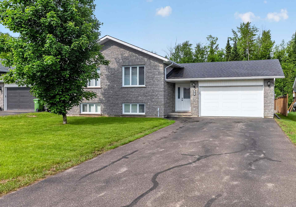 61-oak-avenue-petawawa-ontario-x13435776