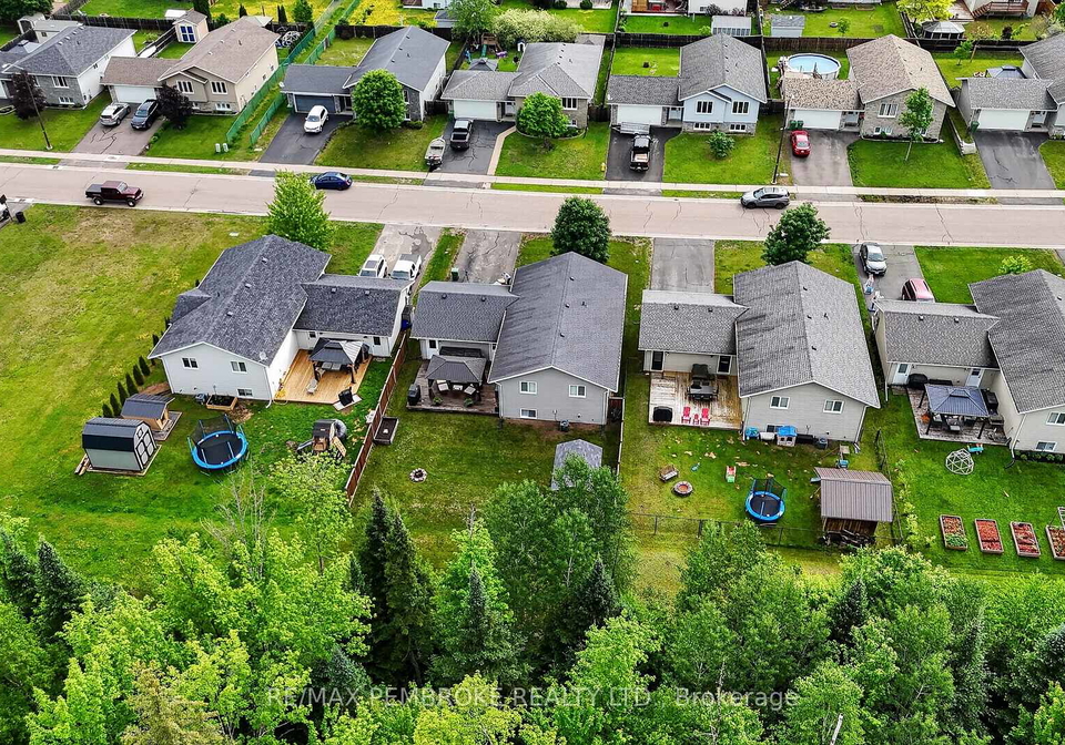 61-oak-avenue-petawawa-ontario-x13435776