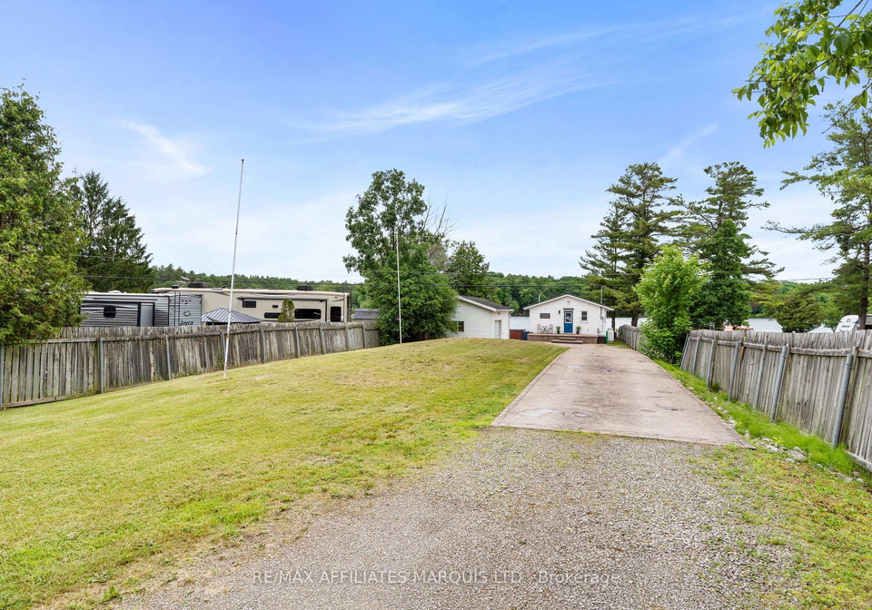 10-foxtrot-lane-front-of-yonge-ontario-x13451314