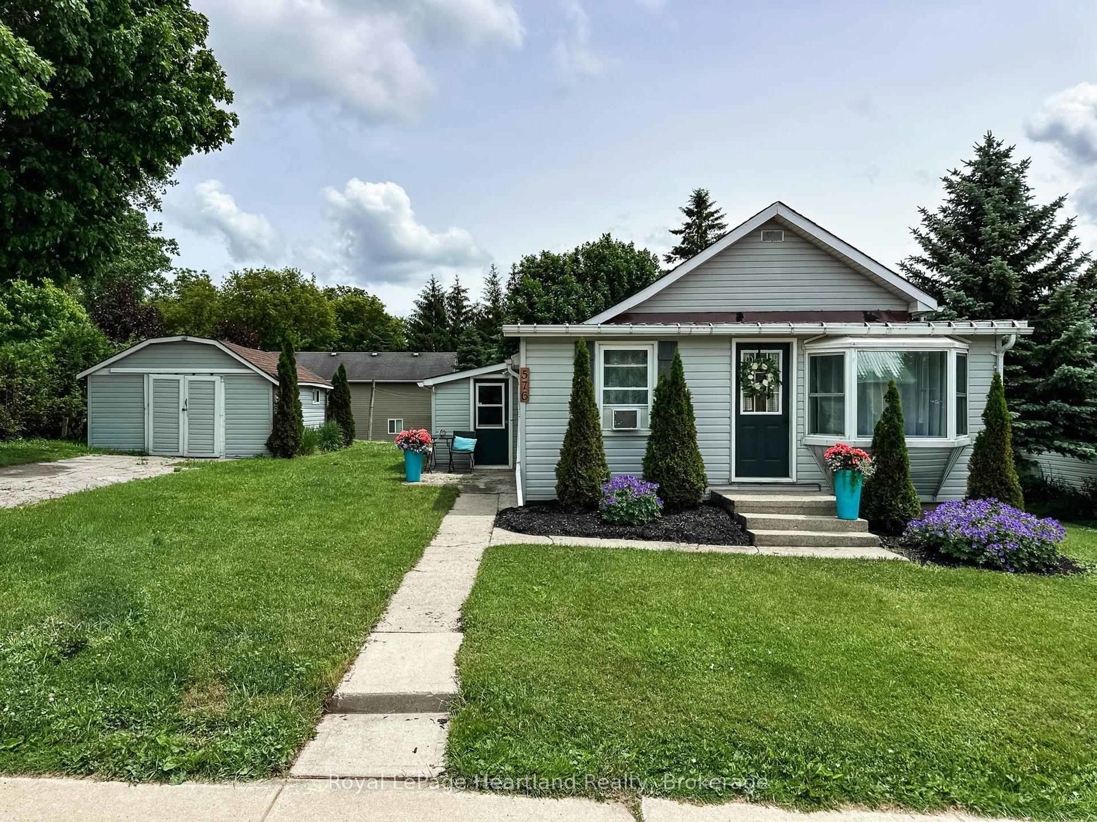 576-queen-street-north-huron-ontario-x13460978
