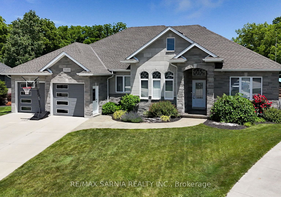 7133-muskoka-trail-plympton-wyoming-ontario-x13463262