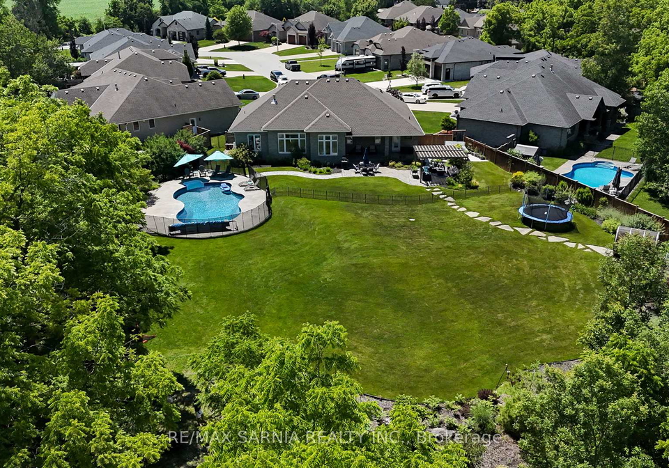 7133-muskoka-trail-plympton-wyoming-ontario-x13463262