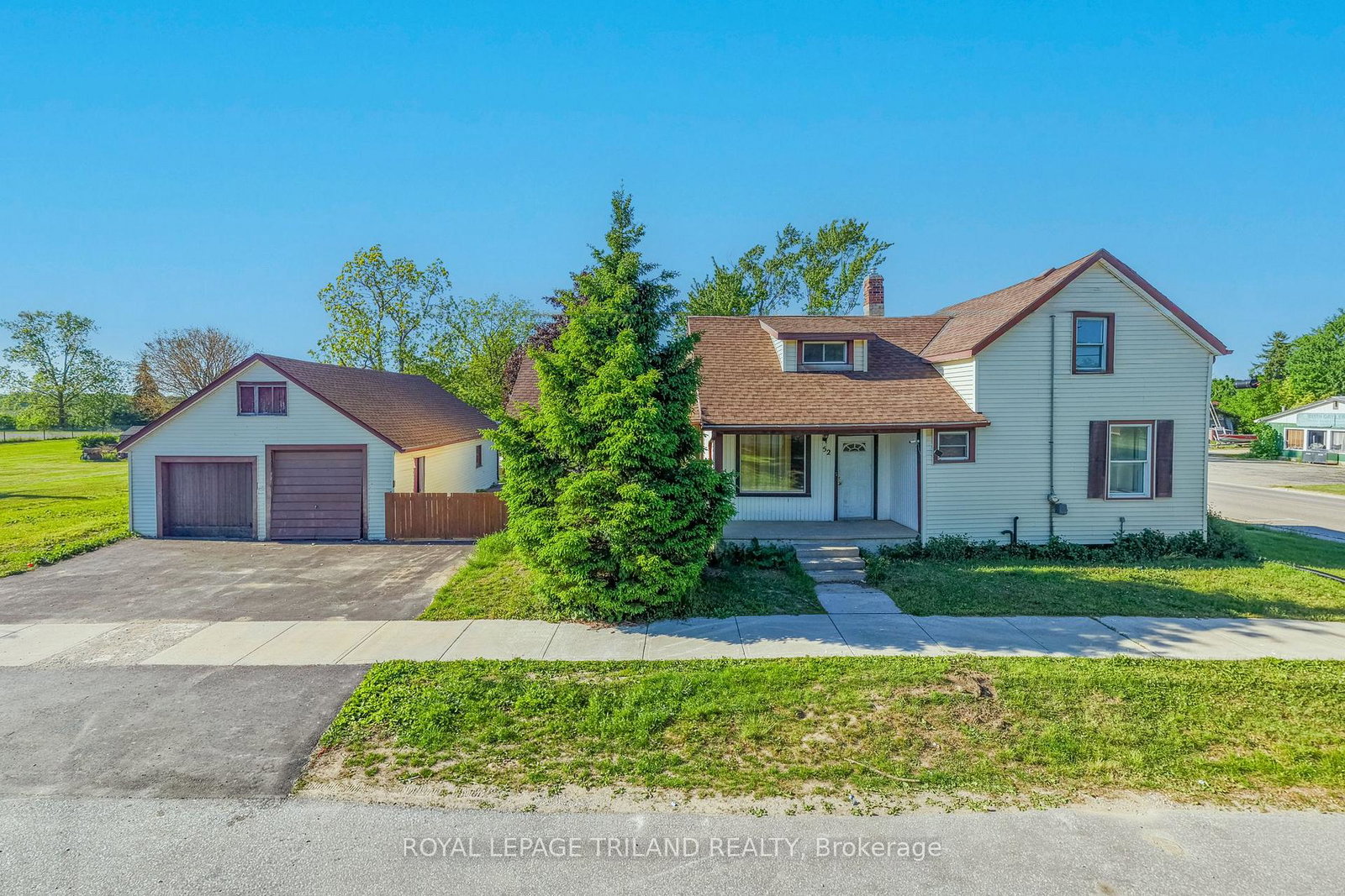 52-nelson-street-lambton-shores-ontario-x13479558