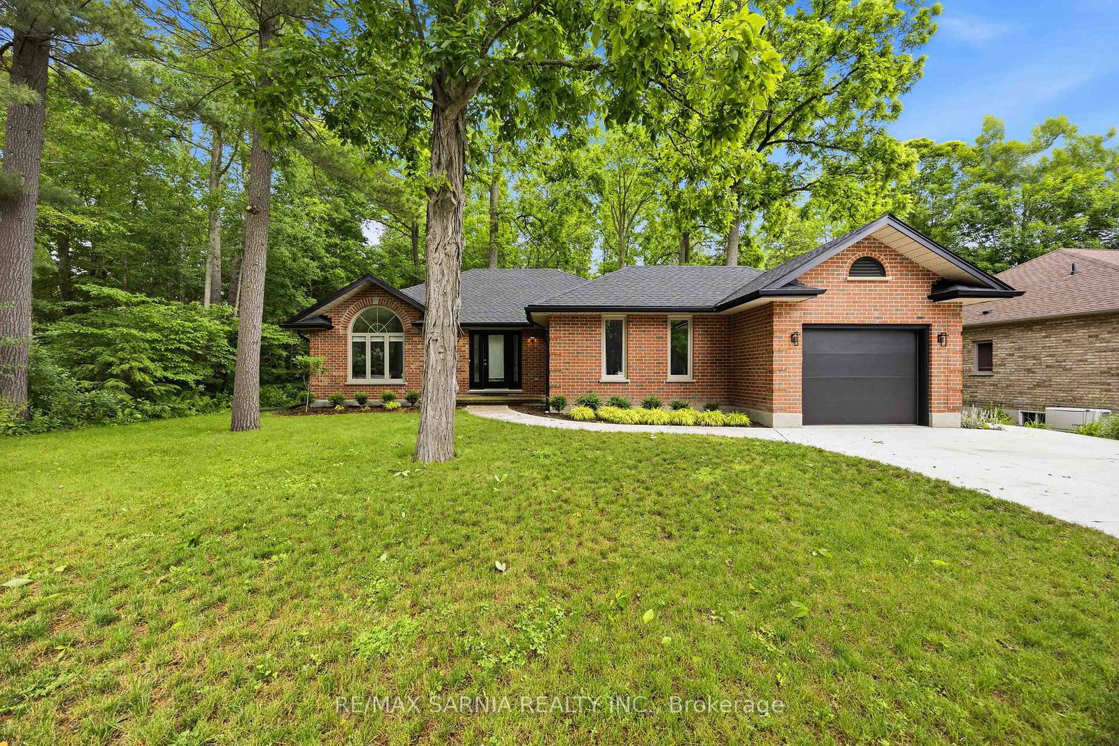 10172-meadowlilly-crescent-lambton-shores-ontario-x13487674