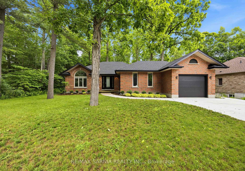 10172-meadowlilly-crescent-lambton-shores-ontario-x13487674
