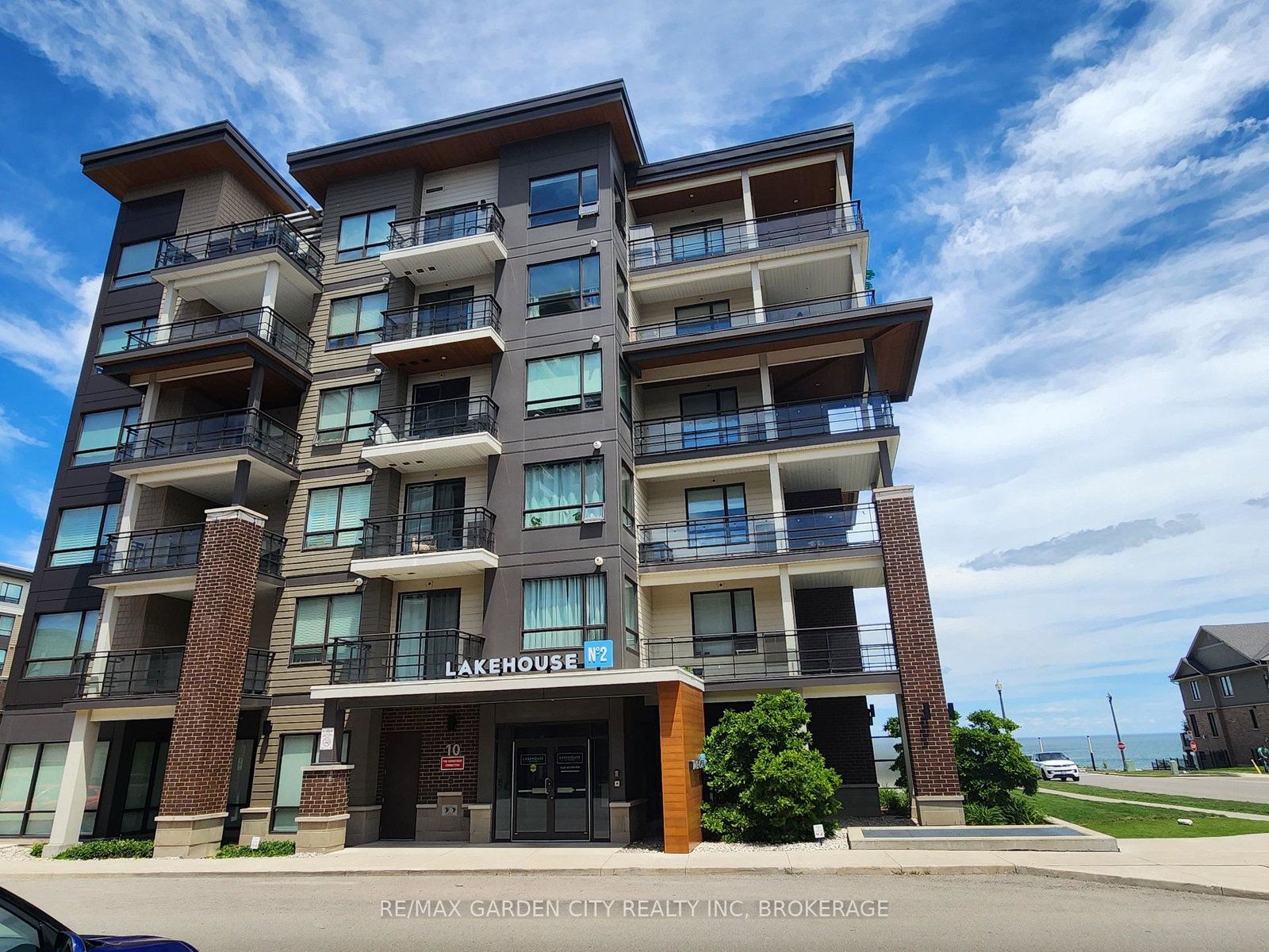 10-esplanade-lane-grimsby-ontario-x13489338