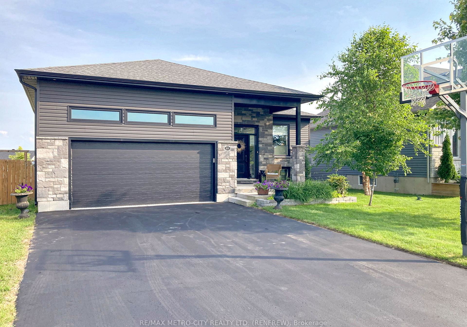 65-noble-crescent-petawawa-ontario-x13490606