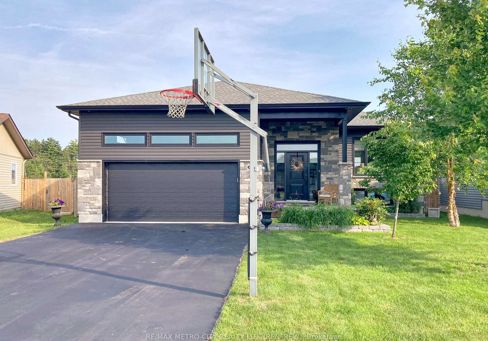 65-noble-crescent-petawawa-ontario-x13490606