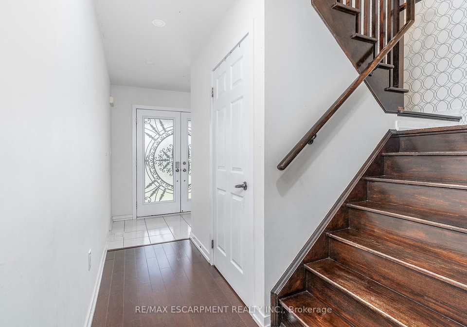 32-hedges-crescent-hamilton-ontario-x13490688