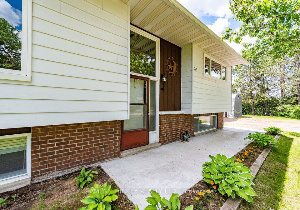 39-ottawa-street-laurentian-hills-ontario-x13502968