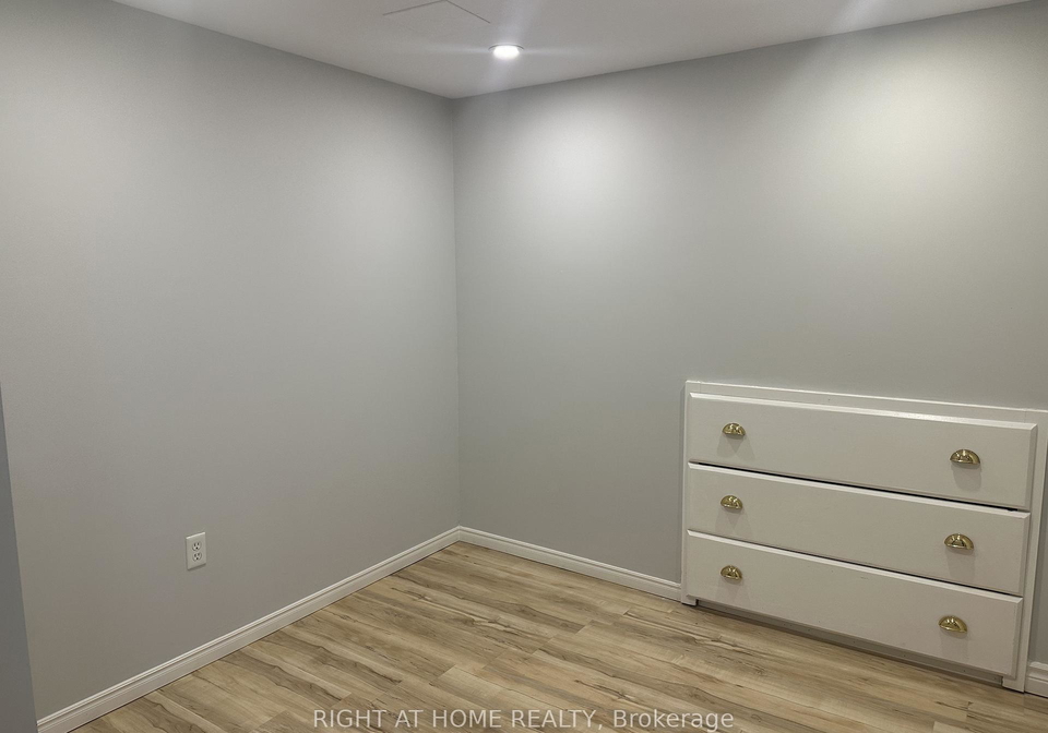 39-distin-drive-hamilton-ontario-x13508082